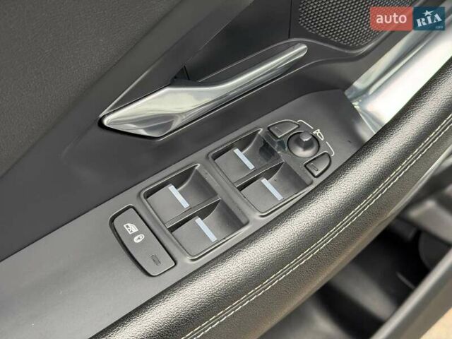 Белый Ягуар E-Pace, объемом двигателя 2 л и пробегом 120 тыс. км за 25500 $, фото 40 на Automoto.ua