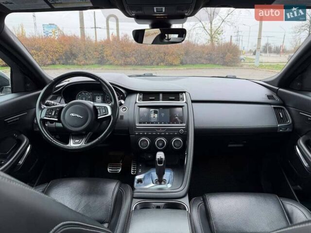 Белый Ягуар E-Pace, объемом двигателя 2 л и пробегом 120 тыс. км за 25500 $, фото 47 на Automoto.ua