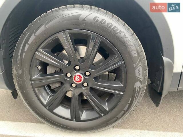 Белый Ягуар E-Pace, объемом двигателя 2 л и пробегом 74 тыс. км за 28000 $, фото 30 на Automoto.ua