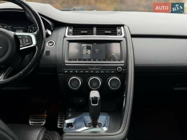 Белый Ягуар E-Pace, объемом двигателя 2 л и пробегом 120 тыс. км за 25500 $, фото 49 на Automoto.ua