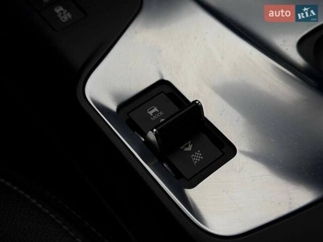 Белый Ягуар E-Pace, объемом двигателя 2 л и пробегом 120 тыс. км за 25500 $, фото 64 на Automoto.ua