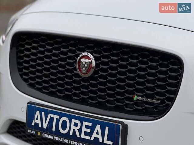 Белый Ягуар E-Pace, объемом двигателя 2 л и пробегом 120 тыс. км за 25500 $, фото 5 на Automoto.ua