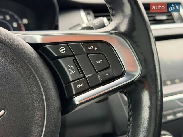 Белый Ягуар E-Pace, объемом двигателя 2 л и пробегом 120 тыс. км за 25500 $, фото 55 на Automoto.ua