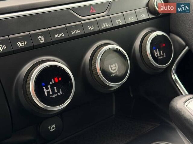 Белый Ягуар E-Pace, объемом двигателя 2 л и пробегом 120 тыс. км за 25500 $, фото 61 на Automoto.ua