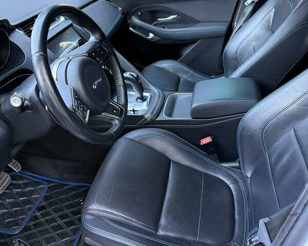 Белый Ягуар E-Pace, объемом двигателя 2 л и пробегом 124 тыс. км за 24000 $, фото 3 на Automoto.ua