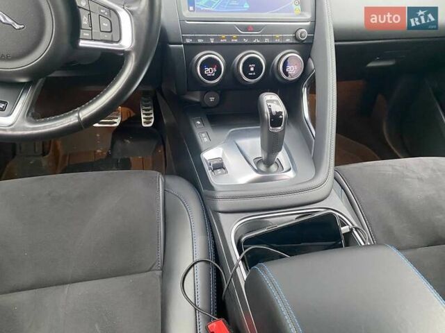 Белый Ягуар E-Pace, объемом двигателя 2 л и пробегом 74 тыс. км за 28000 $, фото 19 на Automoto.ua