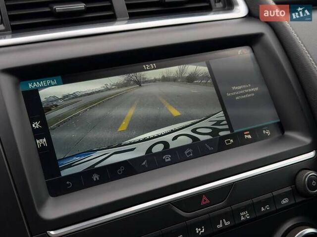 Белый Ягуар E-Pace, объемом двигателя 2 л и пробегом 120 тыс. км за 25500 $, фото 66 на Automoto.ua
