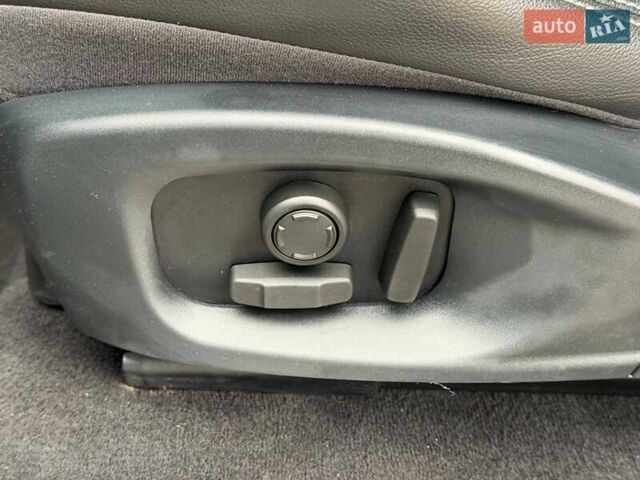 Белый Ягуар E-Pace, объемом двигателя 2 л и пробегом 120 тыс. км за 25500 $, фото 42 на Automoto.ua