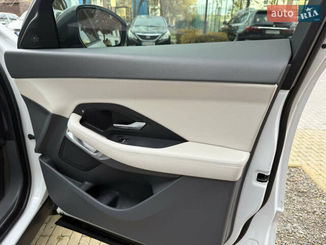 Білий Ягуар E-Pace, об'ємом двигуна 2 л та пробігом 145 тис. км за 28300 $, фото 14 на Automoto.ua