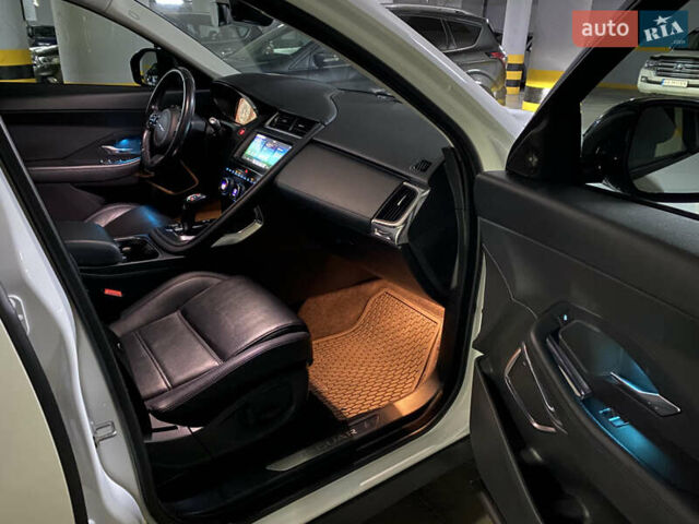 Белый Ягуар E-Pace, объемом двигателя 2 л и пробегом 103 тыс. км за 26500 $, фото 7 на Automoto.ua