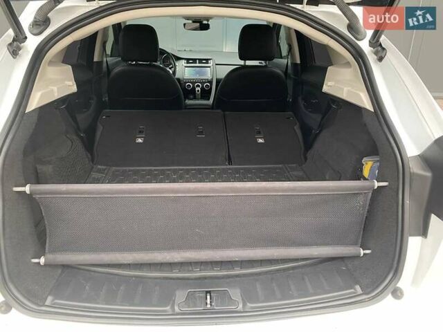 Белый Ягуар E-Pace, объемом двигателя 2 л и пробегом 74 тыс. км за 28000 $, фото 23 на Automoto.ua