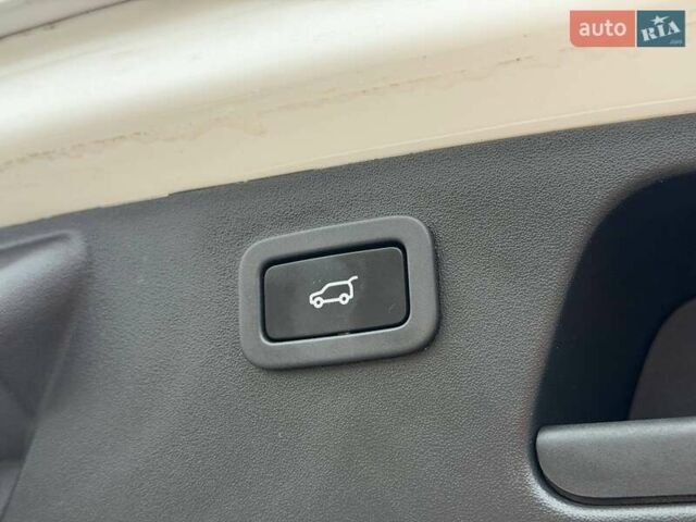 Белый Ягуар E-Pace, объемом двигателя 2 л и пробегом 120 тыс. км за 25500 $, фото 35 на Automoto.ua