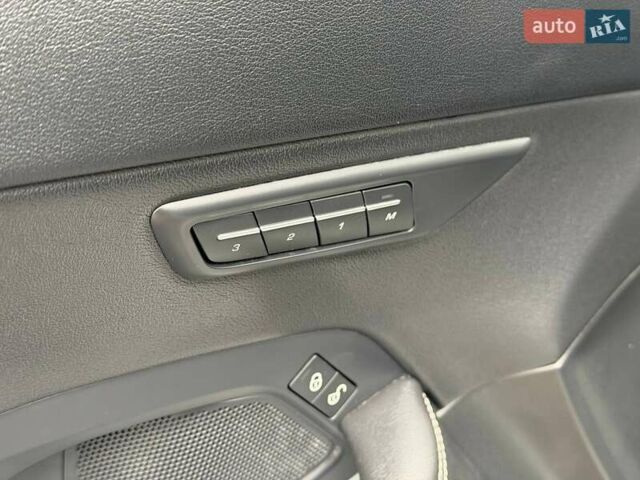 Белый Ягуар E-Pace, объемом двигателя 2 л и пробегом 120 тыс. км за 25500 $, фото 39 на Automoto.ua