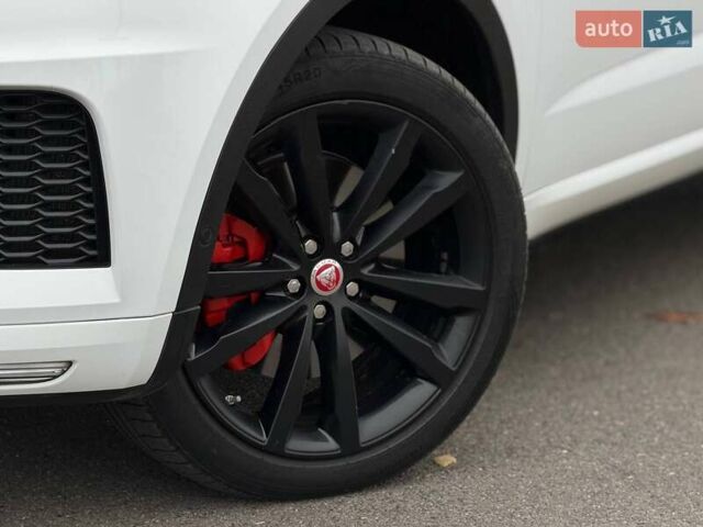 Белый Ягуар E-Pace, объемом двигателя 2 л и пробегом 120 тыс. км за 25500 $, фото 4 на Automoto.ua
