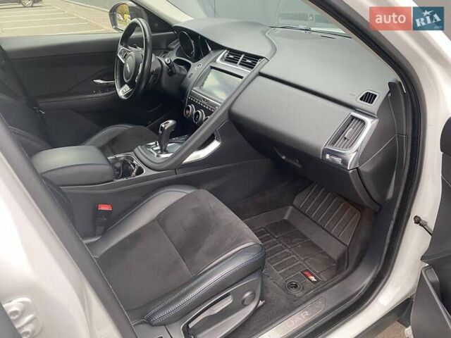 Белый Ягуар E-Pace, объемом двигателя 2 л и пробегом 74 тыс. км за 28000 $, фото 12 на Automoto.ua
