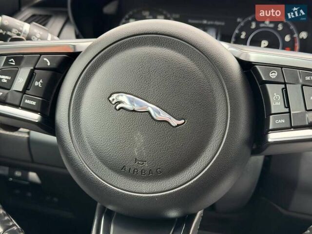 Белый Ягуар E-Pace, объемом двигателя 2 л и пробегом 120 тыс. км за 25500 $, фото 56 на Automoto.ua