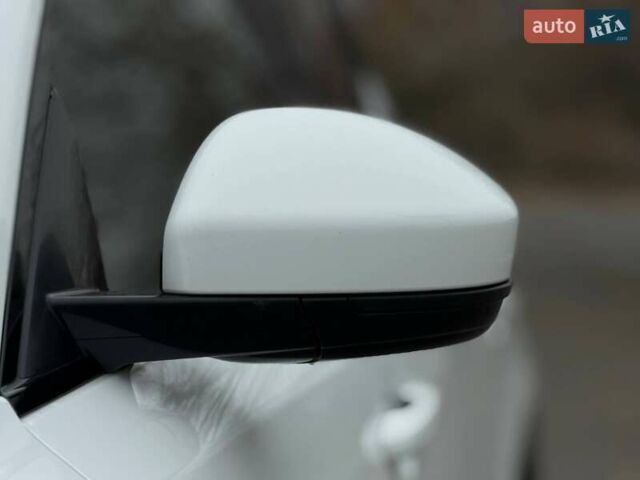 Белый Ягуар E-Pace, объемом двигателя 2 л и пробегом 120 тыс. км за 25500 $, фото 8 на Automoto.ua