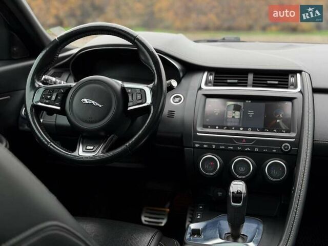Белый Ягуар E-Pace, объемом двигателя 2 л и пробегом 120 тыс. км за 25500 $, фото 48 на Automoto.ua