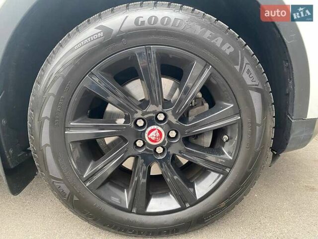 Белый Ягуар E-Pace, объемом двигателя 2 л и пробегом 74 тыс. км за 28000 $, фото 29 на Automoto.ua