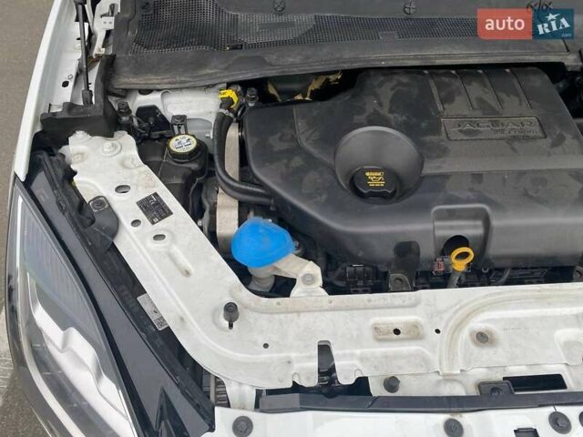 Белый Ягуар E-Pace, объемом двигателя 2 л и пробегом 74 тыс. км за 28000 $, фото 35 на Automoto.ua