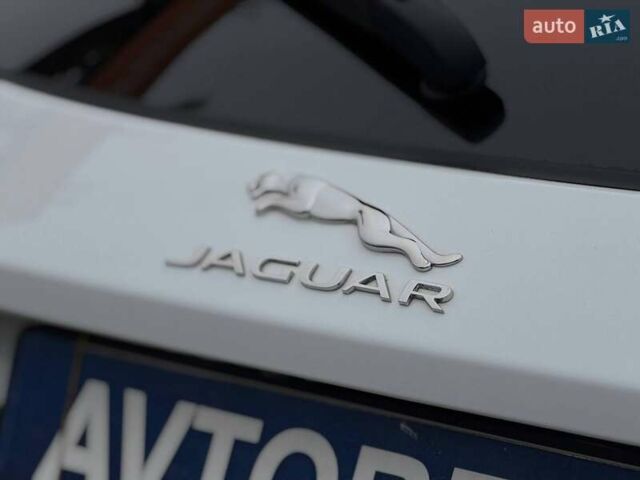 Белый Ягуар E-Pace, объемом двигателя 2 л и пробегом 120 тыс. км за 25500 $, фото 26 на Automoto.ua
