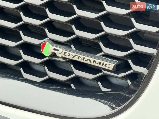 Белый Ягуар E-Pace, объемом двигателя 2 л и пробегом 120 тыс. км за 25500 $, фото 6 на Automoto.ua