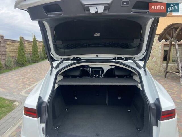 Белый Ягуар E-Pace, объемом двигателя 2 л и пробегом 54 тыс. км за 22500 $, фото 17 на Automoto.ua