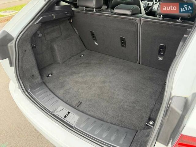 Белый Ягуар E-Pace, объемом двигателя 2 л и пробегом 120 тыс. км за 25500 $, фото 34 на Automoto.ua