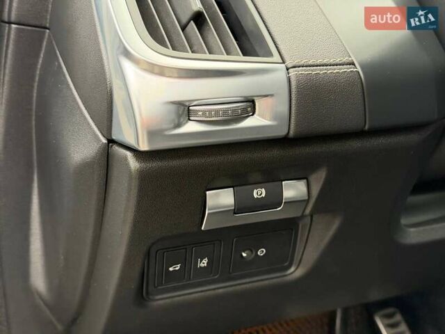 Белый Ягуар E-Pace, объемом двигателя 2 л и пробегом 120 тыс. км за 25500 $, фото 43 на Automoto.ua