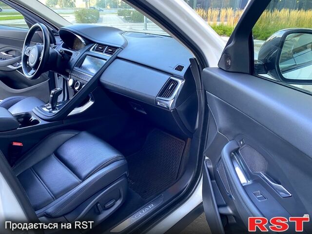 Білий Ягуар E-Pace, об'ємом двигуна 20 л та пробігом 105 тис. км за 25900 $, фото 8 на Automoto.ua