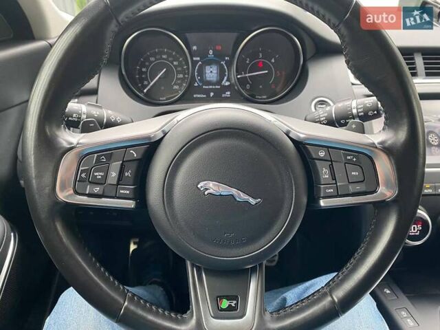 Белый Ягуар E-Pace, объемом двигателя 2 л и пробегом 74 тыс. км за 28000 $, фото 46 на Automoto.ua