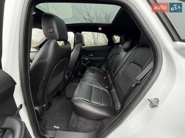 Белый Ягуар E-Pace, объемом двигателя 2 л и пробегом 120 тыс. км за 25500 $, фото 37 на Automoto.ua