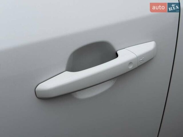 Белый Ягуар E-Pace, объемом двигателя 2 л и пробегом 120 тыс. км за 25500 $, фото 9 на Automoto.ua