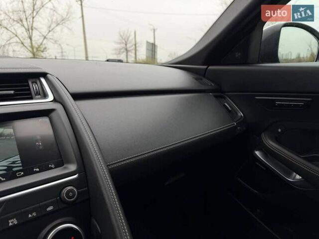 Белый Ягуар E-Pace, объемом двигателя 2 л и пробегом 120 тыс. км за 25500 $, фото 67 на Automoto.ua