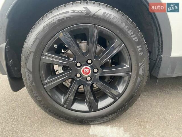 Белый Ягуар E-Pace, объемом двигателя 2 л и пробегом 74 тыс. км за 28000 $, фото 31 на Automoto.ua