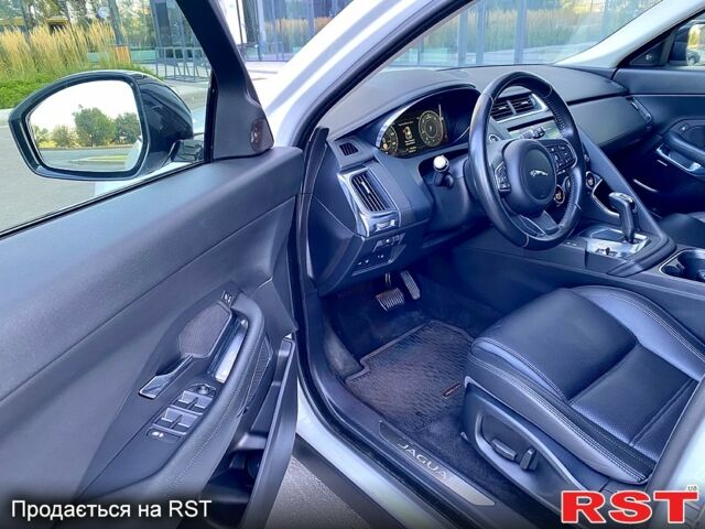 Білий Ягуар E-Pace, об'ємом двигуна 20 л та пробігом 105 тис. км за 25900 $, фото 4 на Automoto.ua