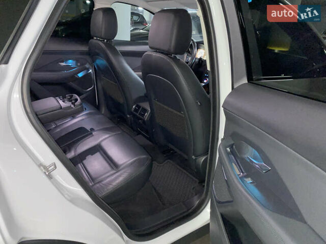 Белый Ягуар E-Pace, объемом двигателя 2 л и пробегом 103 тыс. км за 26500 $, фото 6 на Automoto.ua