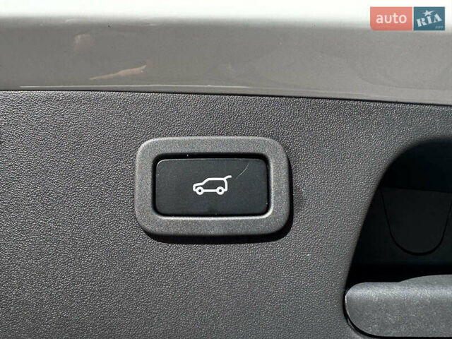 Білий Ягуар E-Pace, об'ємом двигуна 2 л та пробігом 59 тис. км за 28490 $, фото 10 на Automoto.ua