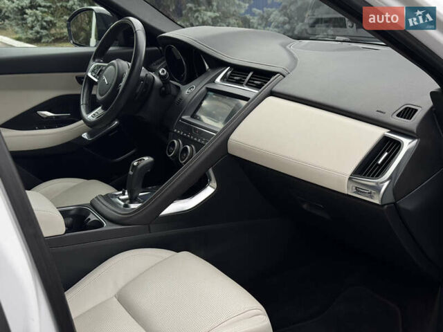Белый Ягуар E-Pace, объемом двигателя 2 л и пробегом 38 тыс. км за 21500 $, фото 37 на Automoto.ua