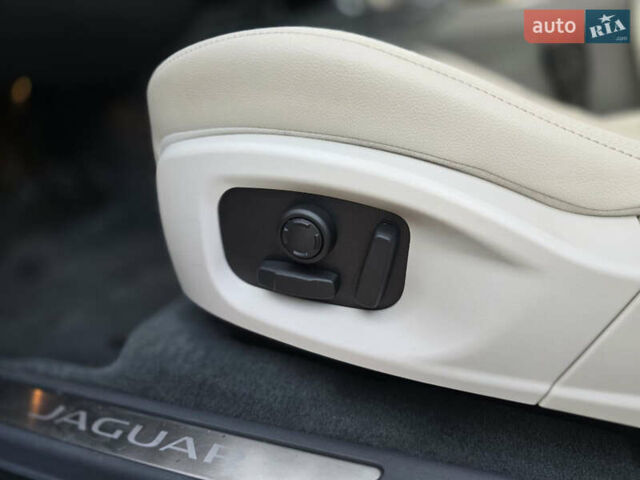 Белый Ягуар E-Pace, объемом двигателя 2 л и пробегом 38 тыс. км за 25000 $, фото 15 на Automoto.ua