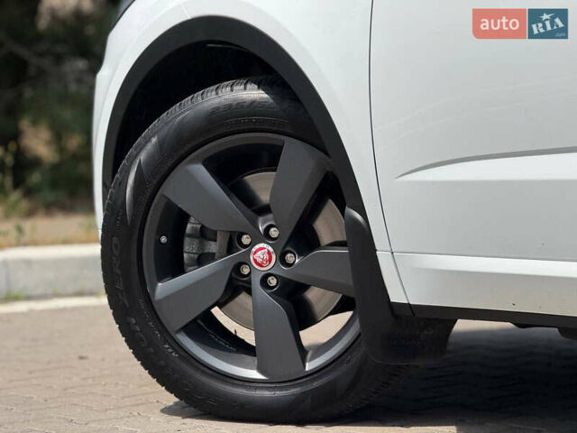 Белый Ягуар E-Pace, объемом двигателя 2 л и пробегом 38 тыс. км за 23900 $, фото 19 на Automoto.ua
