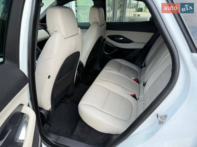 Белый Ягуар E-Pace, объемом двигателя 2 л и пробегом 38 тыс. км за 23900 $, фото 40 на Automoto.ua