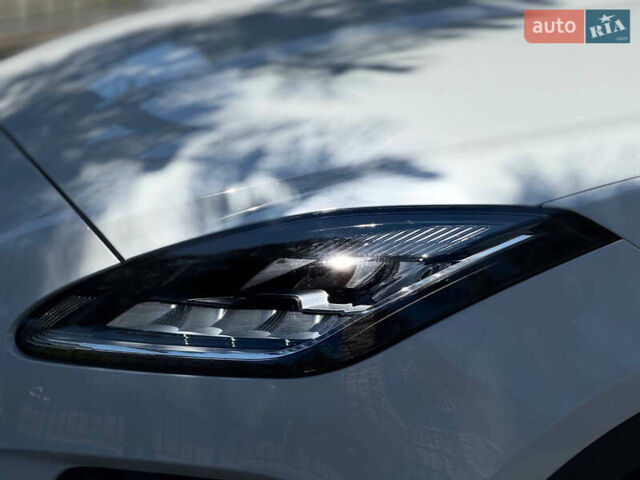 Белый Ягуар E-Pace, объемом двигателя 2 л и пробегом 72 тыс. км за 26500 $, фото 6 на Automoto.ua