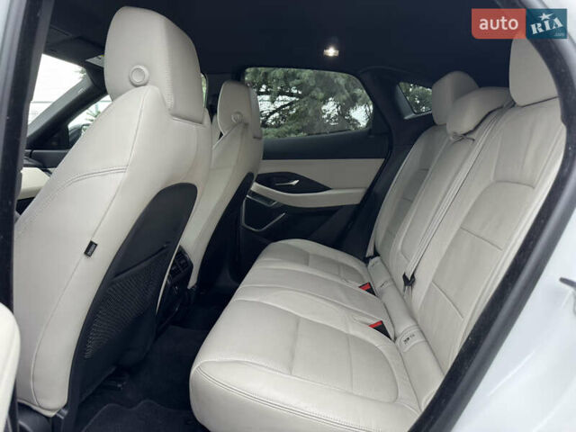 Белый Ягуар E-Pace, объемом двигателя 2 л и пробегом 38 тыс. км за 21500 $, фото 44 на Automoto.ua
