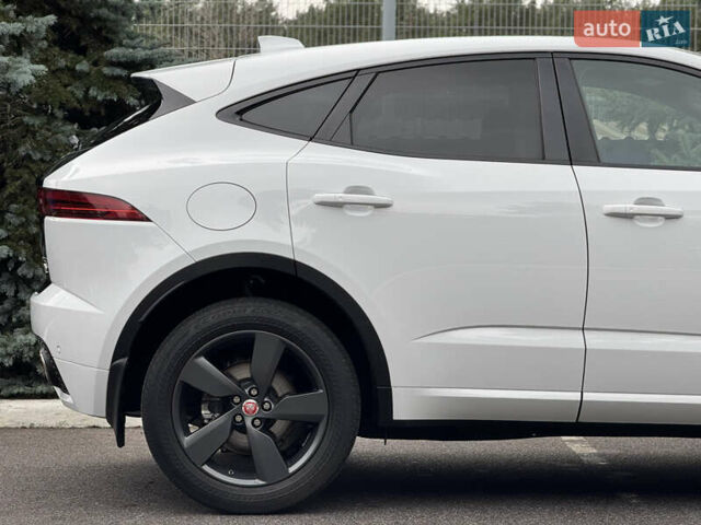 Белый Ягуар E-Pace, объемом двигателя 2 л и пробегом 38 тыс. км за 21500 $, фото 12 на Automoto.ua