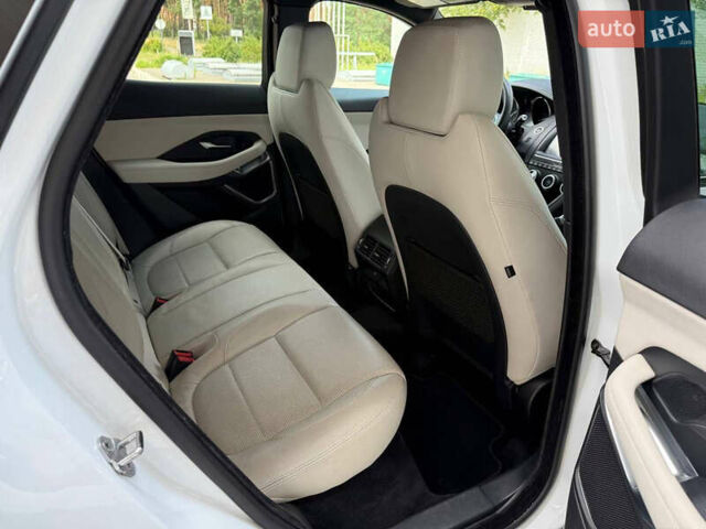 Белый Ягуар E-Pace, объемом двигателя 2 л и пробегом 38 тыс. км за 23900 $, фото 37 на Automoto.ua