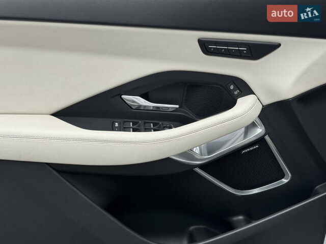 Белый Ягуар E-Pace, объемом двигателя 2 л и пробегом 38 тыс. км за 21500 $, фото 41 на Automoto.ua