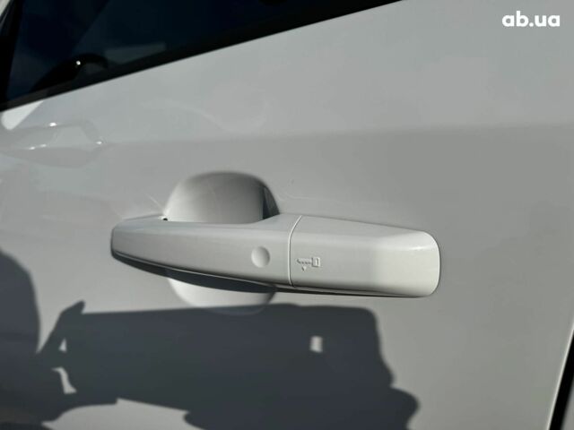 Белый Ягуар E-Pace, объемом двигателя 2 л и пробегом 59 тыс. км за 28490 $, фото 10 на Automoto.ua