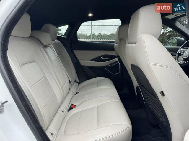 Белый Ягуар E-Pace, объемом двигателя 2 л и пробегом 38 тыс. км за 21500 $, фото 45 на Automoto.ua
