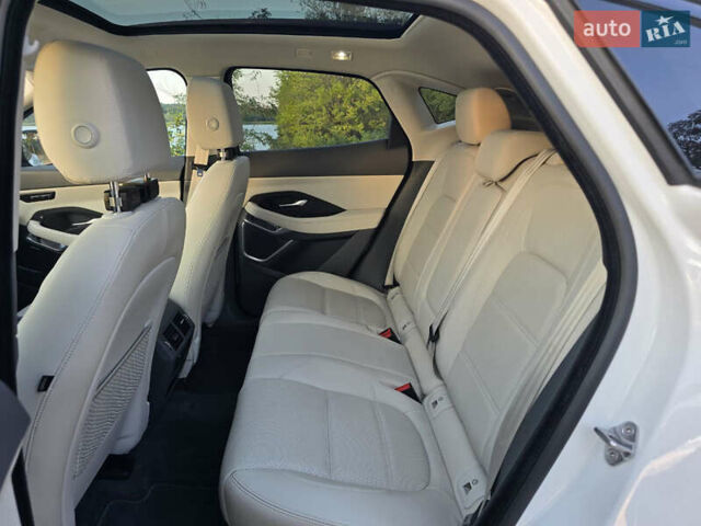 Белый Ягуар E-Pace, объемом двигателя 2 л и пробегом 35 тыс. км за 28000 $, фото 10 на Automoto.ua